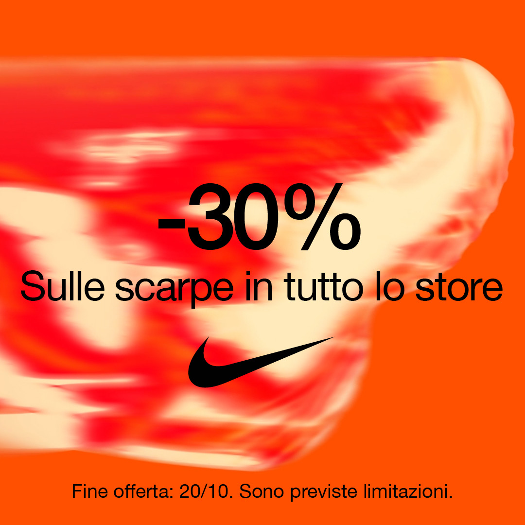 Scritta -30% sulle scarpe in tutto lo store e logo nike