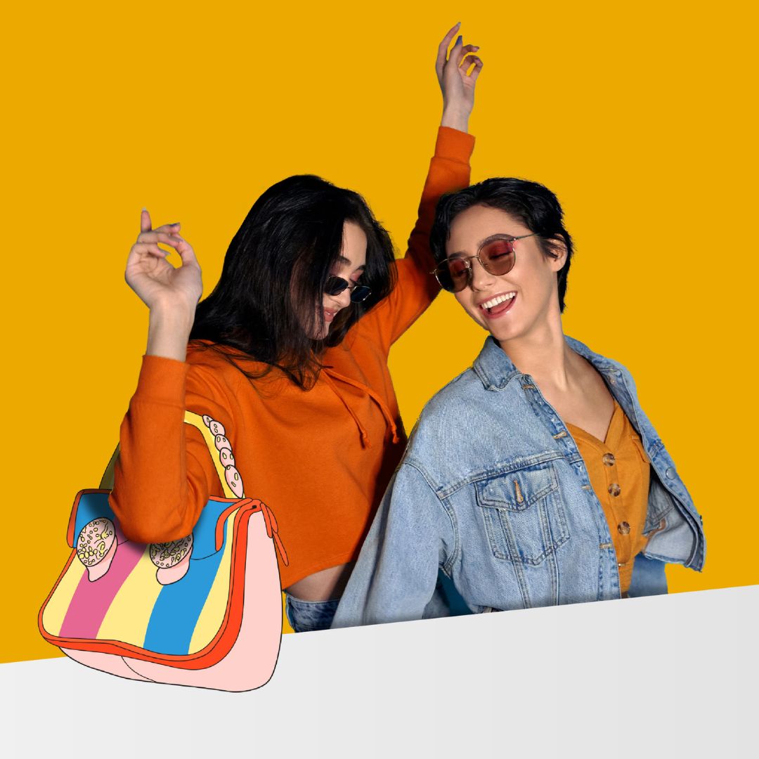 Due ragazze sorridenti con occhiali da sole e una borsa illustrata colorata.