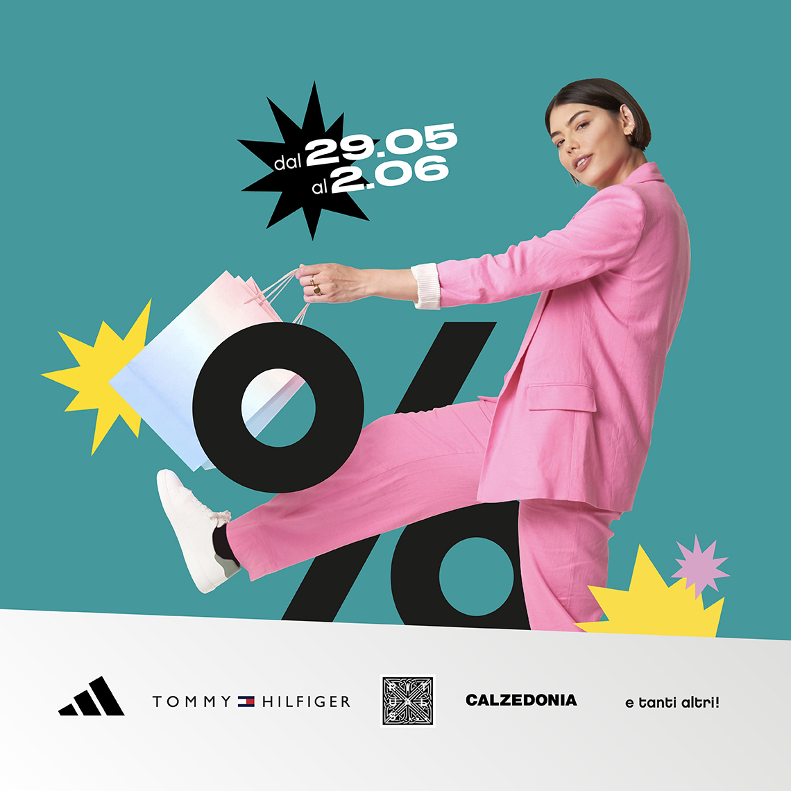 Donna in completo rosa con sacchetti shopping e simbolo %, promozione dal 29 maggio al 2 giugno