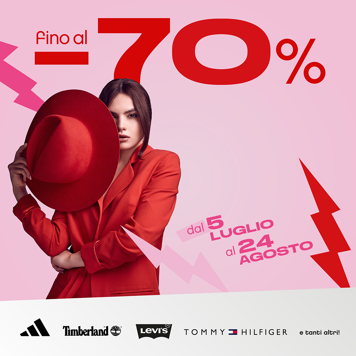 Donna con cappello rosso e testo promozionale dei saldi estivi con sconti fino al 70%, dal 5 luglio al 24 agosto