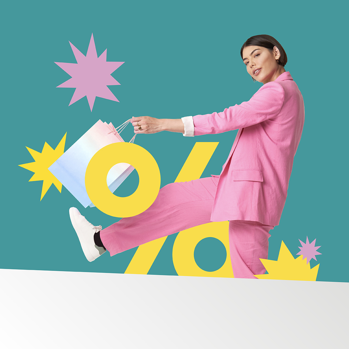 Donna in completo rosa con buste dello shopping su sfondo colorato con simboli percentuali e grafiche pop