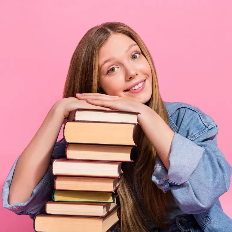 Ragazza con una pila di libri