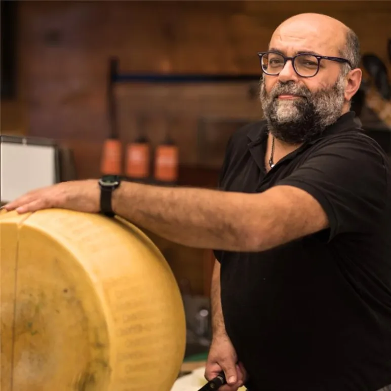 Uomo con forma intera di parmigiano