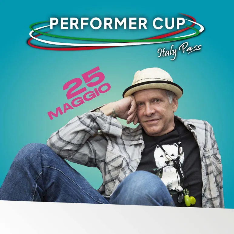 Garrison Rochelleseduto su sfondo turchese, con scritta Performer Cup e data 25 Maggio
