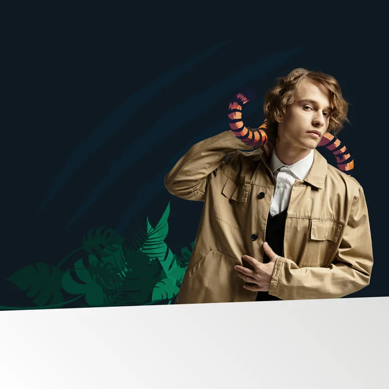 Ragazzo con giacca beige su sfondo scuro con foglie tropicali e coda di tigre stilizzata