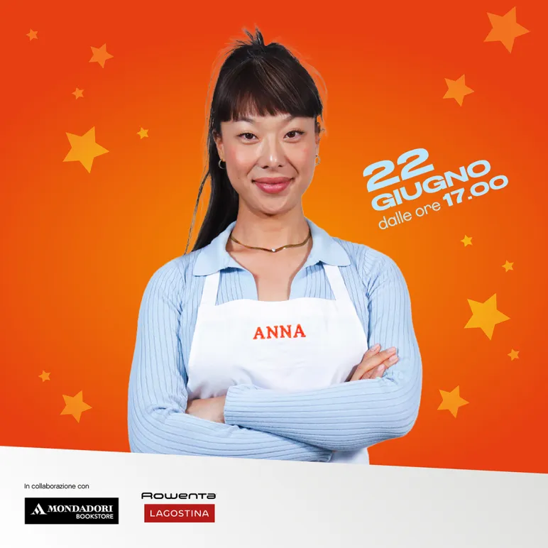 Anna Zhang con grembiule da chef su sfondo arancione