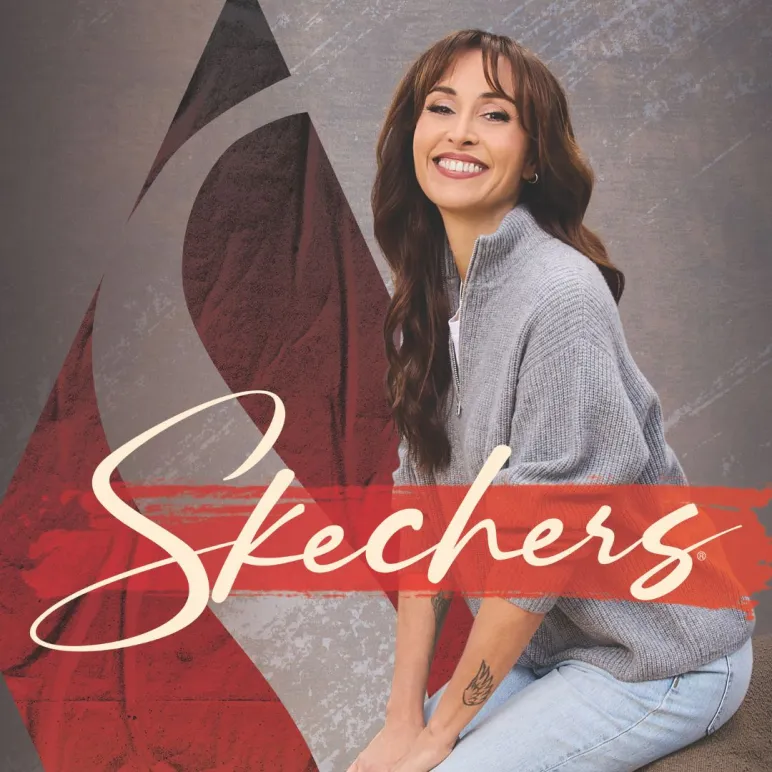 Benedetta parodi sorridente in abbigliamento casual con logo Skechers in primo piano