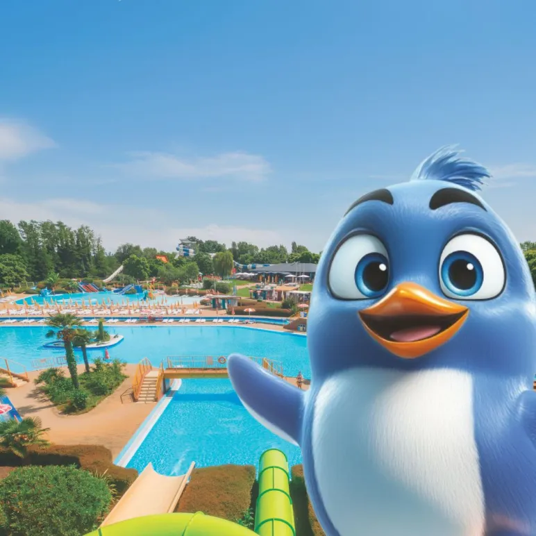 Parco acquatico con scivoli e mascotte a forma di pinguino