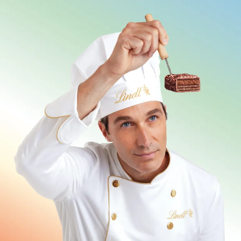 Cioccolatiere che prepara un wafer ricoperto di cioccolato