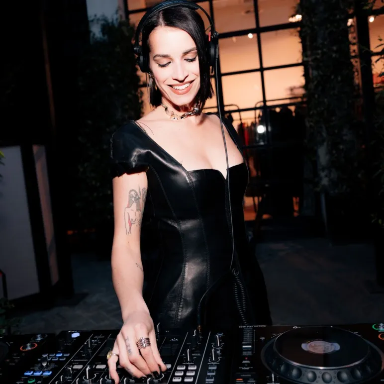 Dj valentina pegorer playing