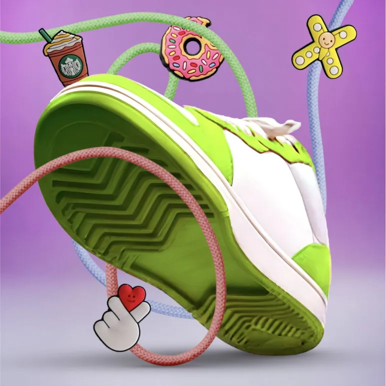 Sneakers verde fluo vista dal basso con intorno lacci colorati e charm decorativi