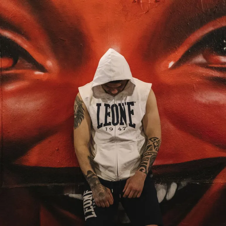 Uomo con felpa leone e sfondo foto rossa