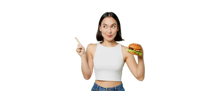 ragazza con hamburger in mano che indica in alto