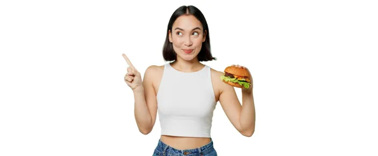 ragazza con hamburger in mano