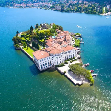 Pizzola isola in mezzo ad un lago vista dall'alto con gande edificio bianco