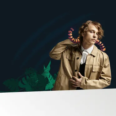 Ragazzo con giacca beige su sfondo scuro con foglie tropicali e coda di tigre stilizzata