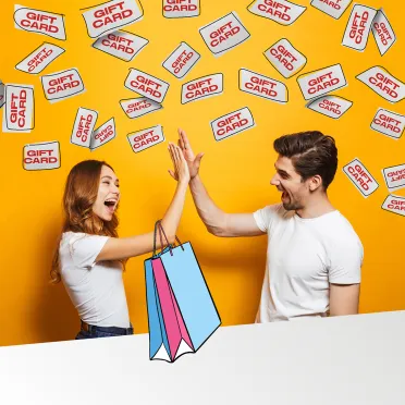 Due ragazzi esultano tra piogge di gift card, con borse da shopping in primo piano su sfondo giallo.