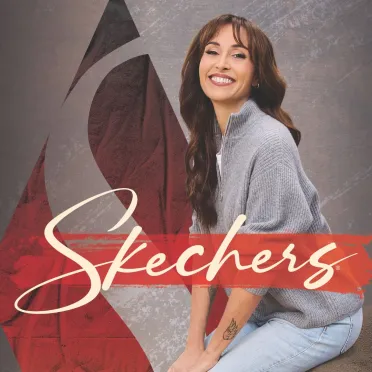 Benedetta parodi sorridente in abbigliamento casual con logo Skechers in primo piano