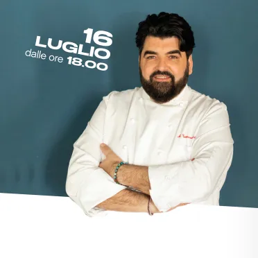 Lo chef Antonino Cannavacciuolo in primo piano su sfondo blu