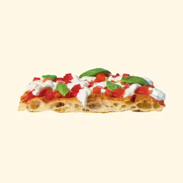 Fetta di pizza margherita con sfondo beige