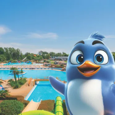 Parco acquatico con scivoli e mascotte a forma di pinguino