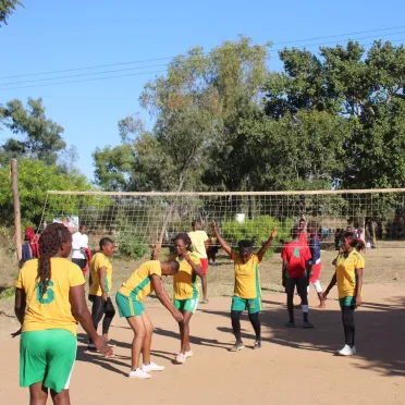 Ragazze che giocano a pallavolo